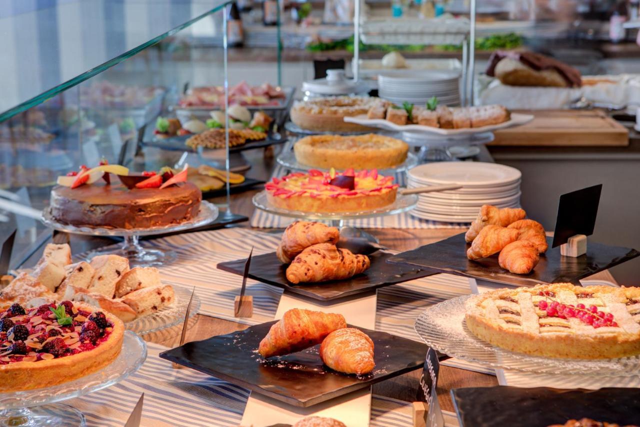 Hotel Alexandra - Beach Front - Healthy Xxl Breakfast & Brunch Until 12 30 - Parking Included Misano Adriatico Bagian luar foto