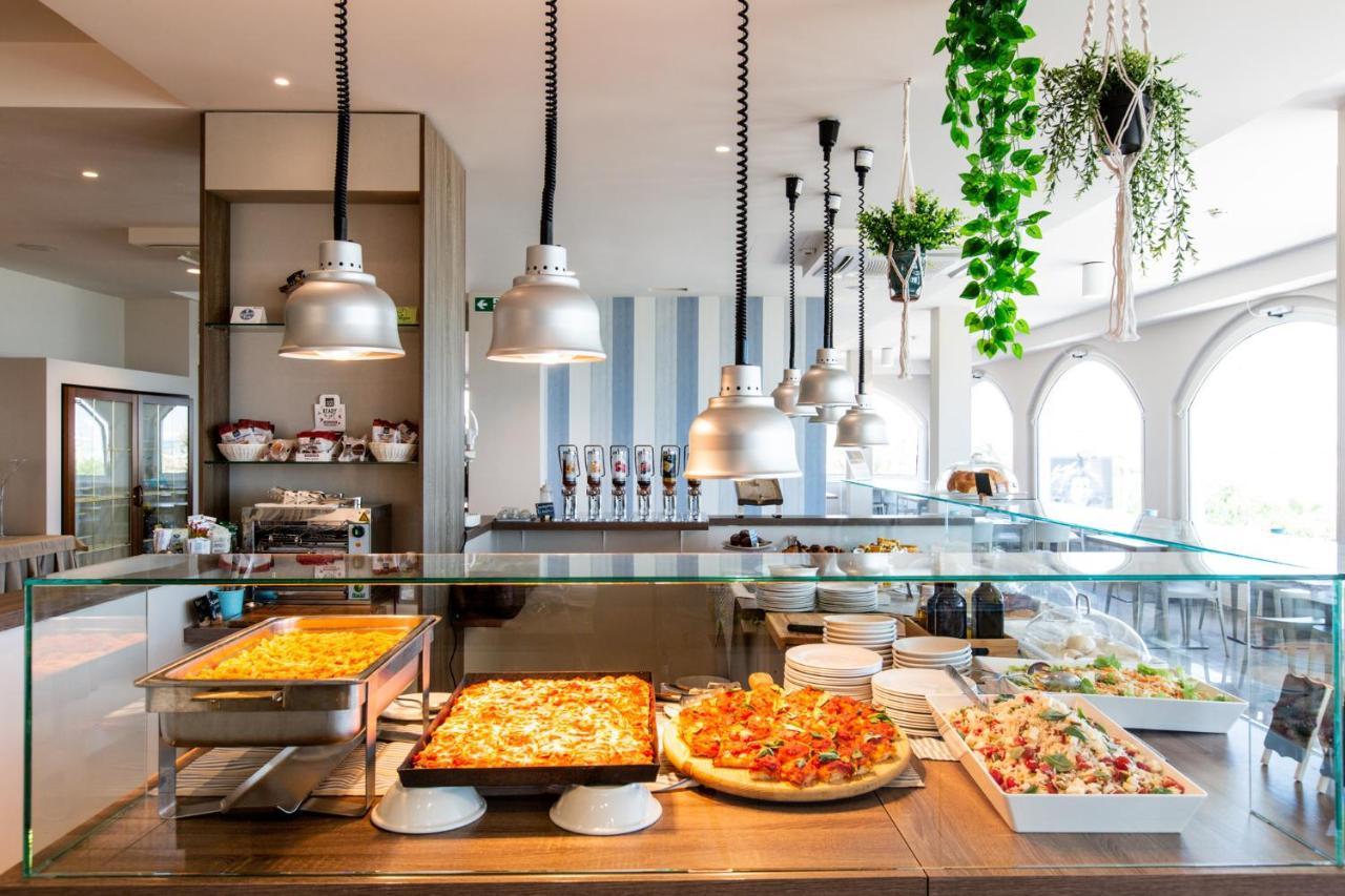 Hotel Alexandra - Beach Front - Healthy Xxl Breakfast & Brunch Until 12 30 - Parking Included Misano Adriatico Bagian luar foto