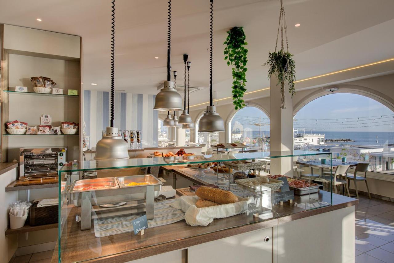 Hotel Alexandra - Beach Front - Healthy Xxl Breakfast & Brunch Until 12 30 - Parking Included Misano Adriatico Bagian luar foto