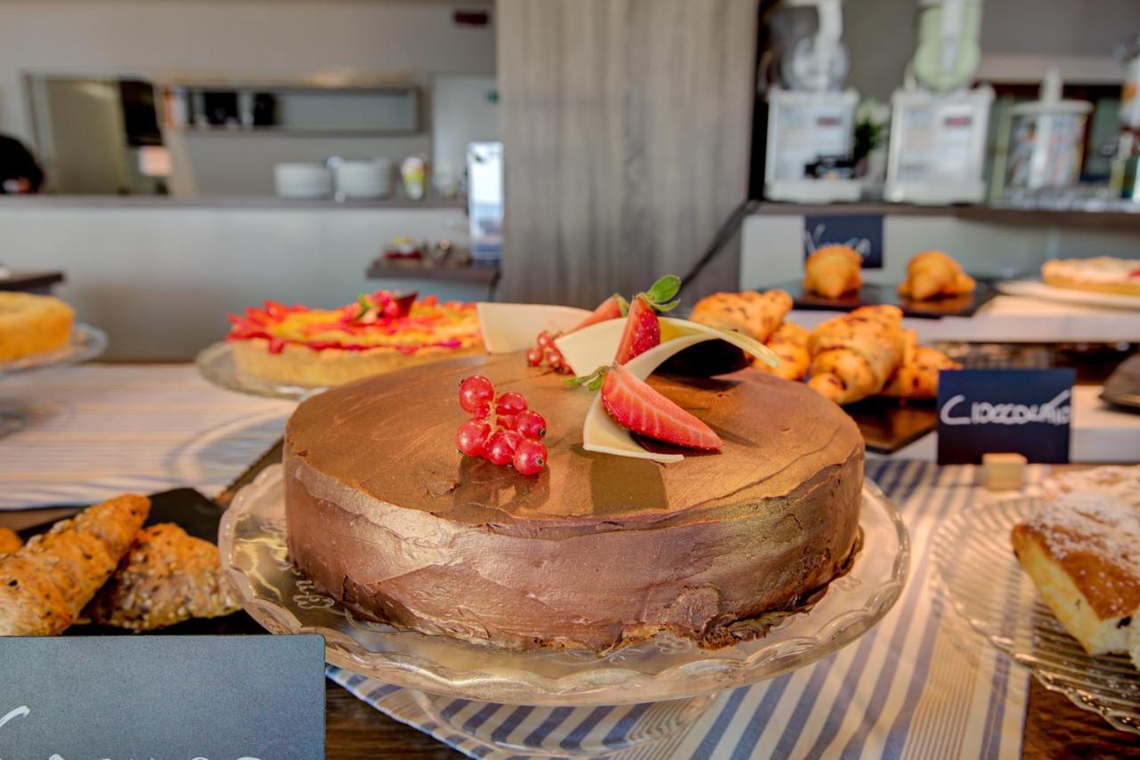 Hotel Alexandra - Beach Front - Healthy Xxl Breakfast & Brunch Until 12 30 - Parking Included Misano Adriatico Bagian luar foto