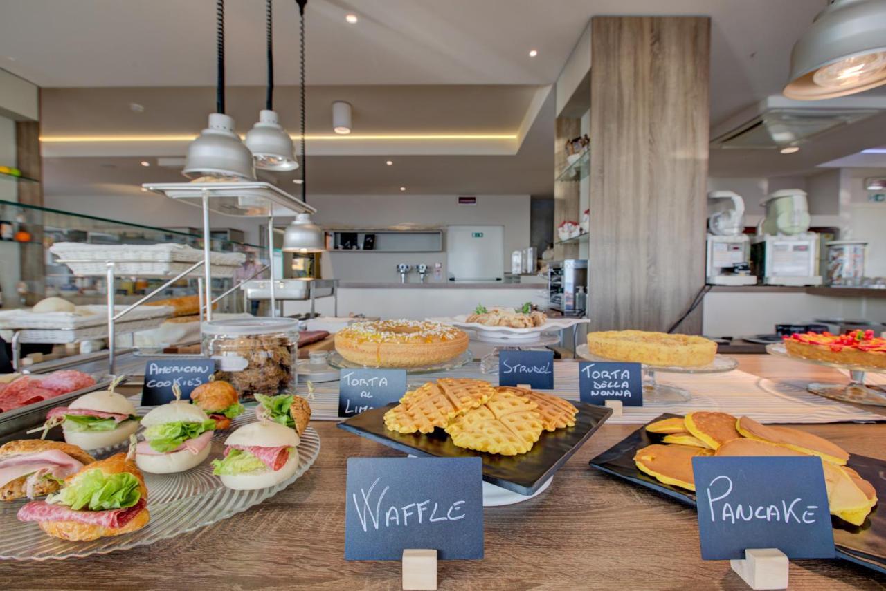 Hotel Alexandra - Beach Front - Healthy Xxl Breakfast & Brunch Until 12 30 - Parking Included Misano Adriatico Bagian luar foto