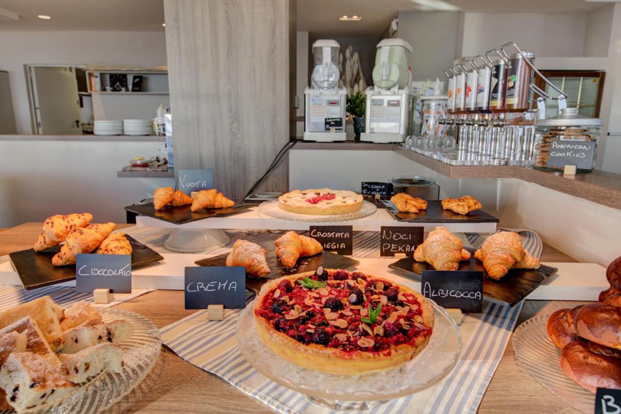 Hotel Alexandra - Beach Front - Healthy Xxl Breakfast & Brunch Until 12 30 - Parking Included Misano Adriatico Bagian luar foto
