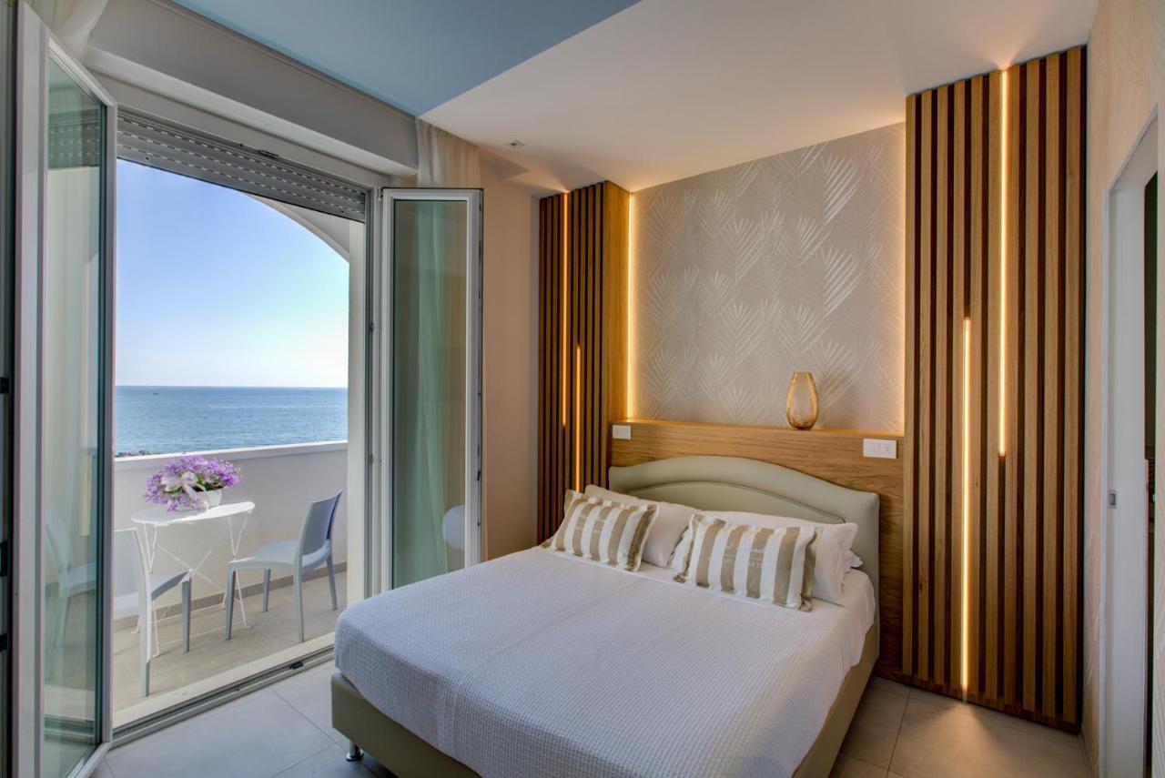 Hotel Alexandra - Beach Front - Healthy Xxl Breakfast & Brunch Until 12 30 - Parking Included Misano Adriatico Bagian luar foto