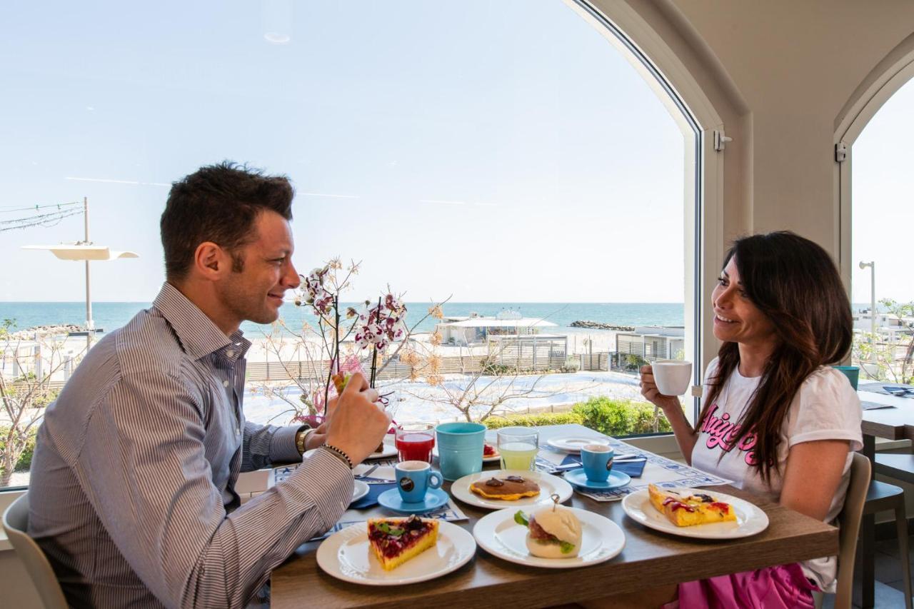 Hotel Alexandra - Beach Front - Healthy Xxl Breakfast & Brunch Until 12 30 - Parking Included Misano Adriatico Bagian luar foto