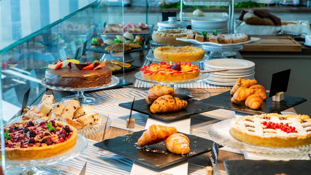 Hotel Alexandra - Beach Front - Healthy Xxl Breakfast & Brunch Until 12 30 - Parking Included Misano Adriatico Bagian luar foto