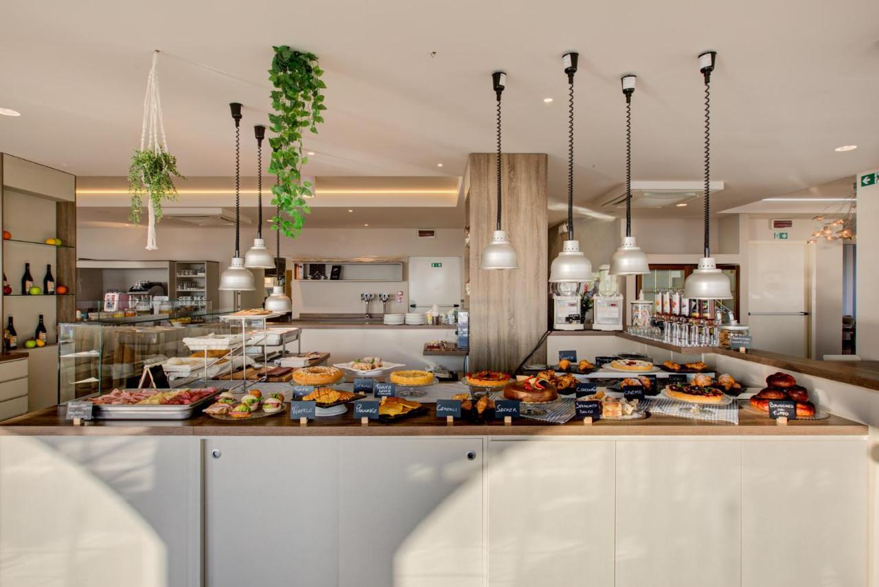Hotel Alexandra - Beach Front - Healthy Xxl Breakfast & Brunch Until 12 30 - Parking Included Misano Adriatico Bagian luar foto