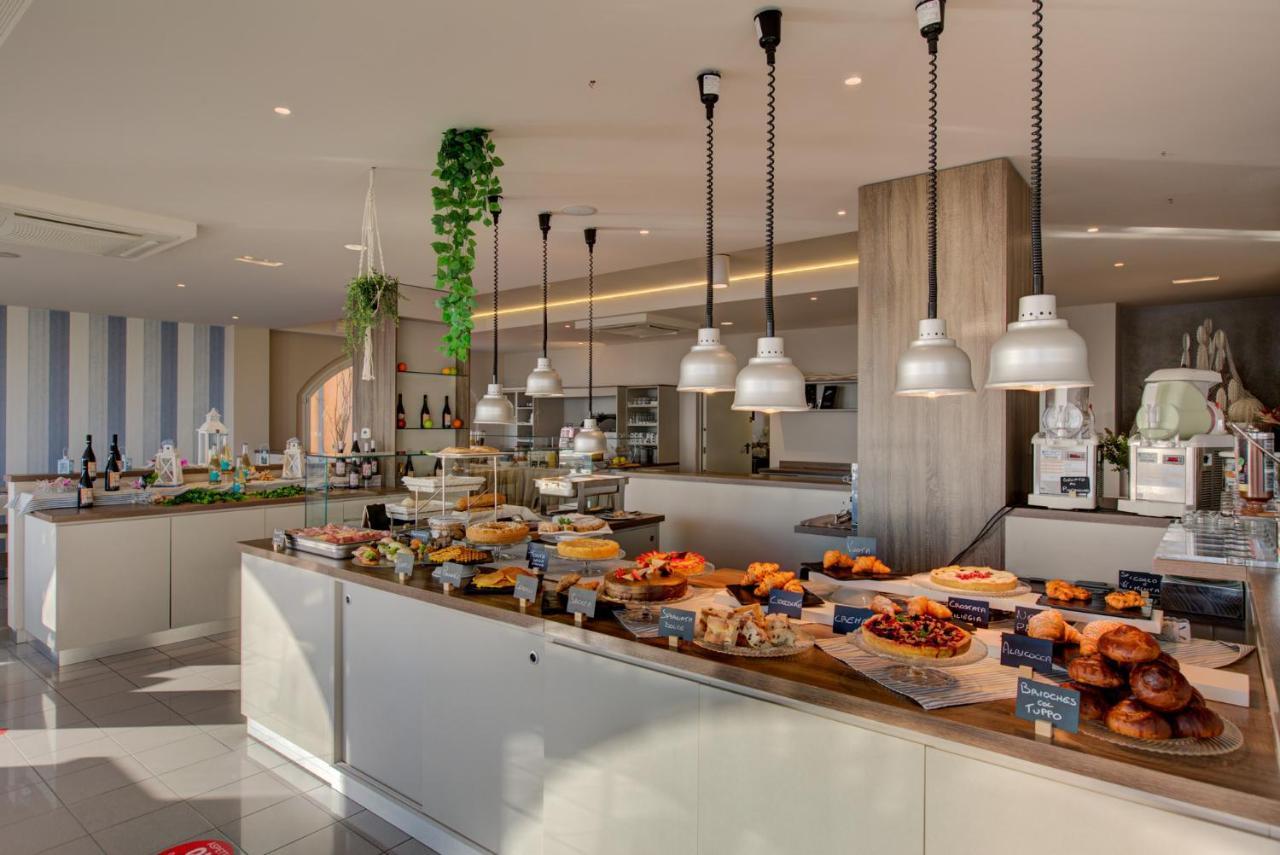 Hotel Alexandra - Beach Front - Healthy Xxl Breakfast & Brunch Until 12 30 - Parking Included Misano Adriatico Bagian luar foto