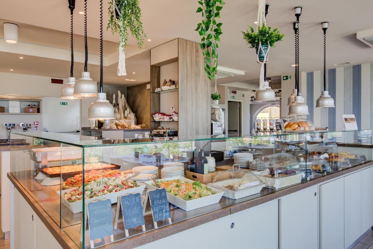 Hotel Alexandra - Beach Front - Healthy Xxl Breakfast & Brunch Until 12 30 - Parking Included Misano Adriatico Bagian luar foto