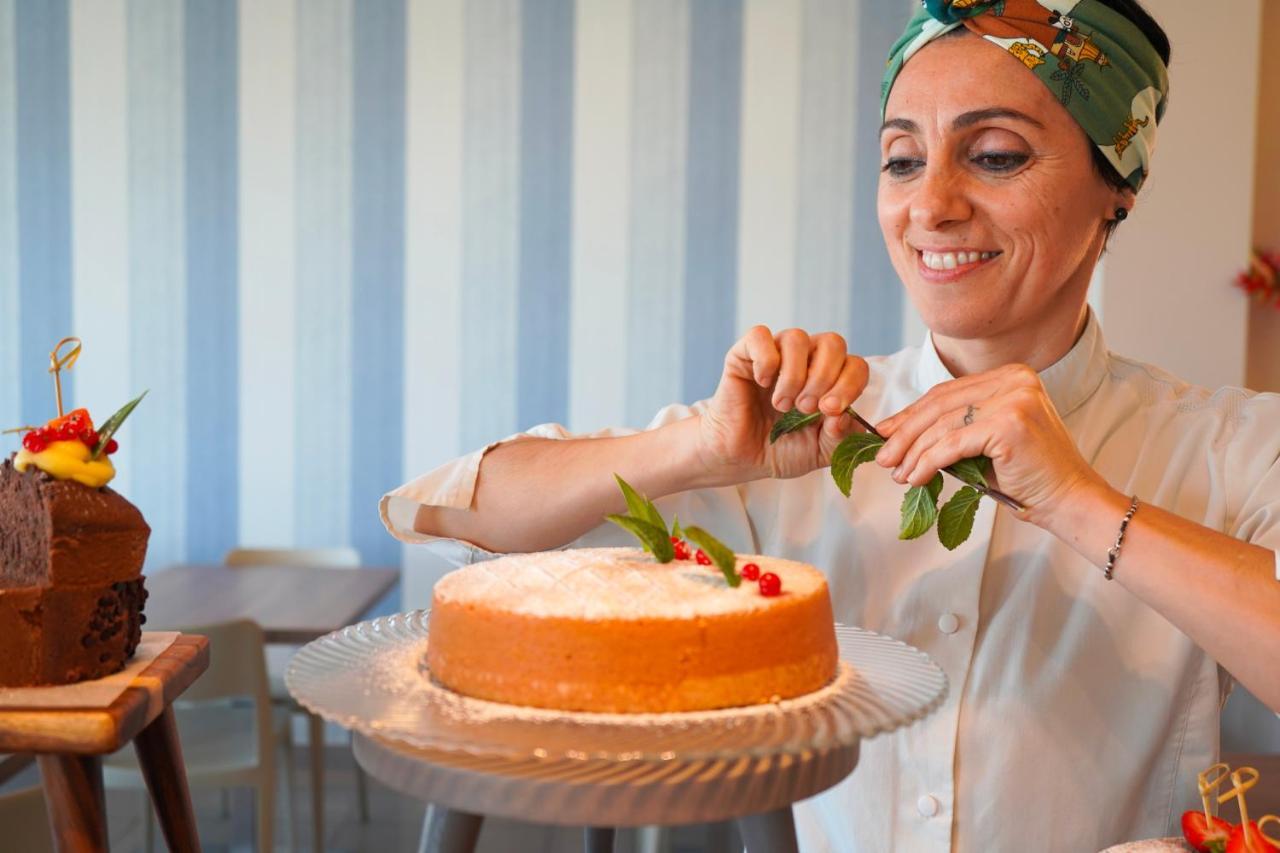 Hotel Alexandra - Beach Front - Healthy Xxl Breakfast & Brunch Until 12 30 - Parking Included Misano Adriatico Bagian luar foto