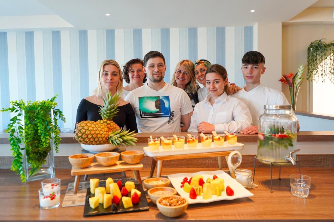 Hotel Alexandra - Beach Front - Healthy Xxl Breakfast & Brunch Until 12 30 - Parking Included Misano Adriatico Bagian luar foto