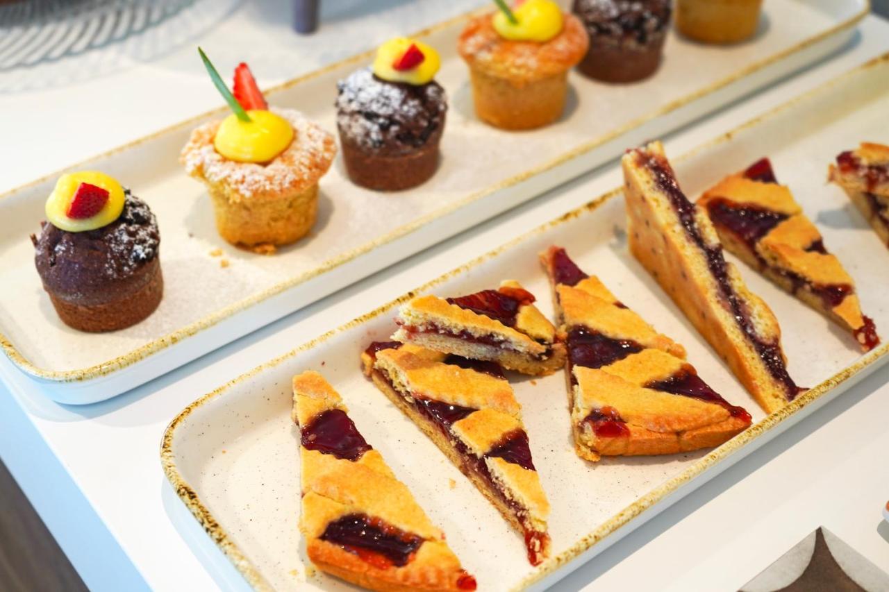 Hotel Alexandra - Beach Front - Healthy Xxl Breakfast & Brunch Until 12 30 - Parking Included Misano Adriatico Bagian luar foto