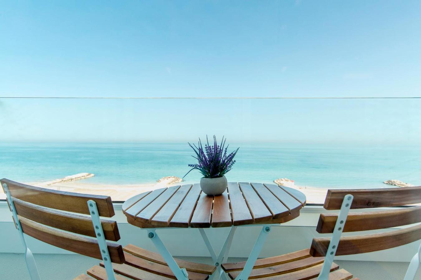Hotel Alexandra - Beach Front - Healthy Xxl Breakfast & Brunch Until 12 30 - Parking Included Misano Adriatico Bagian luar foto