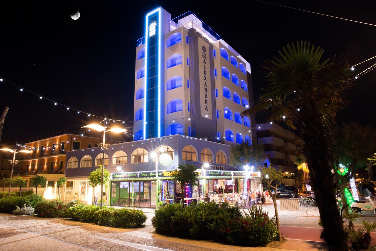 Hotel Alexandra - Beach Front - Healthy Xxl Breakfast & Brunch Until 12 30 - Parking Included Misano Adriatico Bagian luar foto