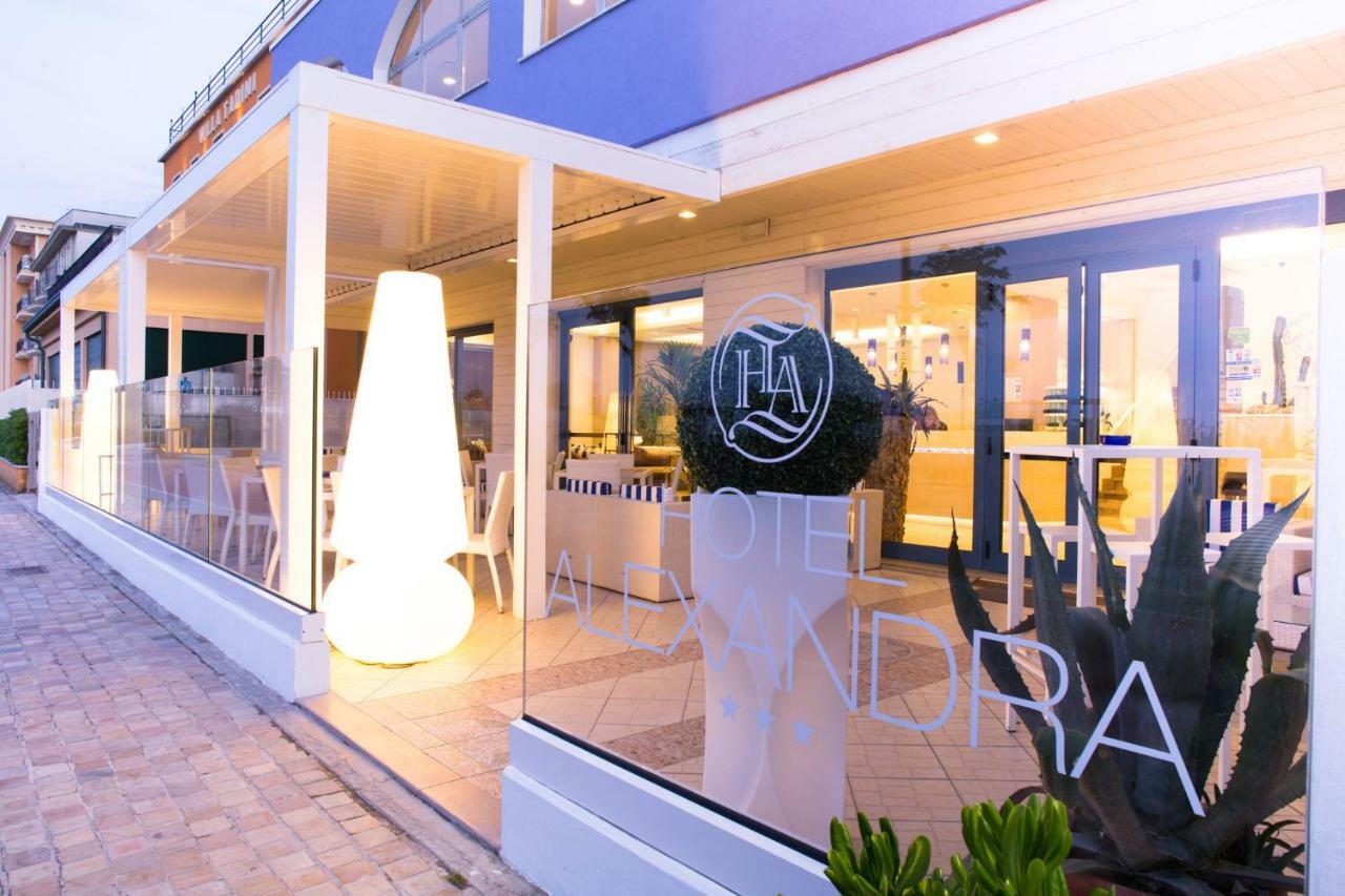 Hotel Alexandra - Beach Front - Healthy Xxl Breakfast & Brunch Until 12 30 - Parking Included Misano Adriatico Bagian luar foto