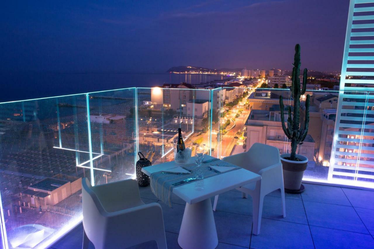 Hotel Alexandra - Beach Front - Healthy Xxl Breakfast & Brunch Until 12 30 - Parking Included Misano Adriatico Bagian luar foto
